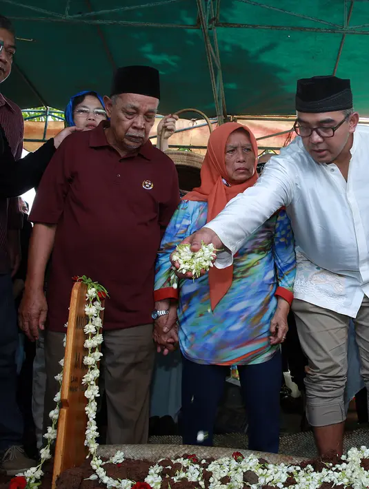 Kabar duka datang dari keluarga presenter Muhammad Farhan, putra sulungnya yang bernama Muhammad Ridzky Khalid alias Kiki meninggal dunia pada Minggu (20/12/2015) di usia 16 tahun. (Deki Prayoga/Bintang.com)