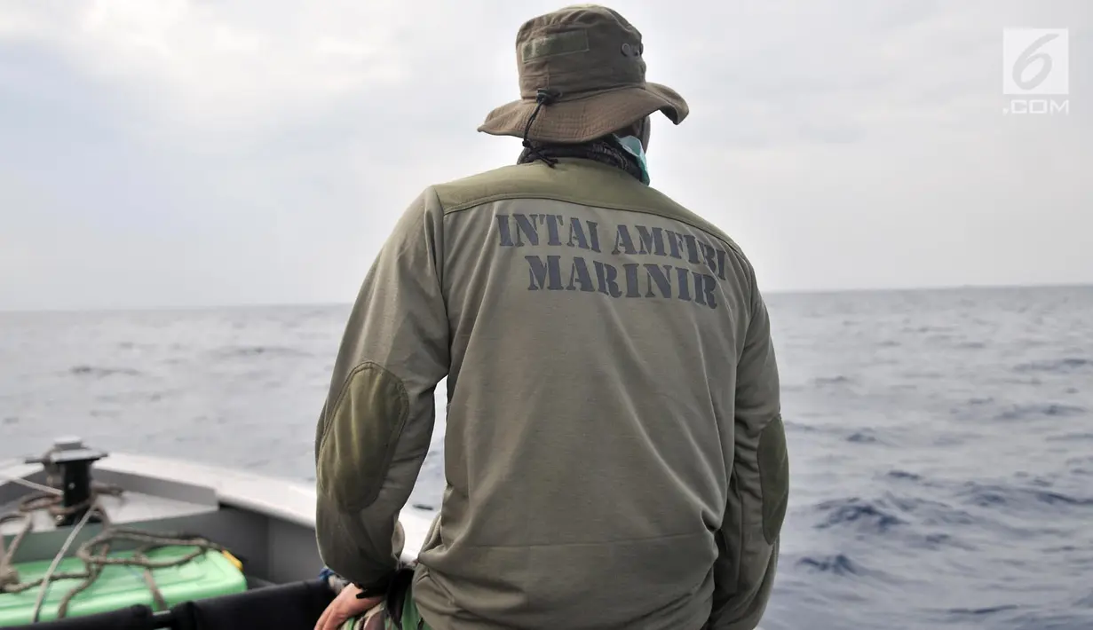 Tim Intai Amfibi Marinir melakukan penyisiran di sekitar lokasi jatuhnya pesawat Lion Air JT 610 di laut utara Karawang, Jawa Barat, Selasa (30/10). Pencarian hari kedua dilakukan tim SAR gabungan dari Basarnas dan TNI AL. (Merdeka.com/Iqbal S. Nugroho)