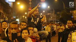 Warga memadati lokasi ledakan di Terminal Kampung Melayu, Jakarta, Rabu (24/5). (Liputan6.com/Angga Yuniar)