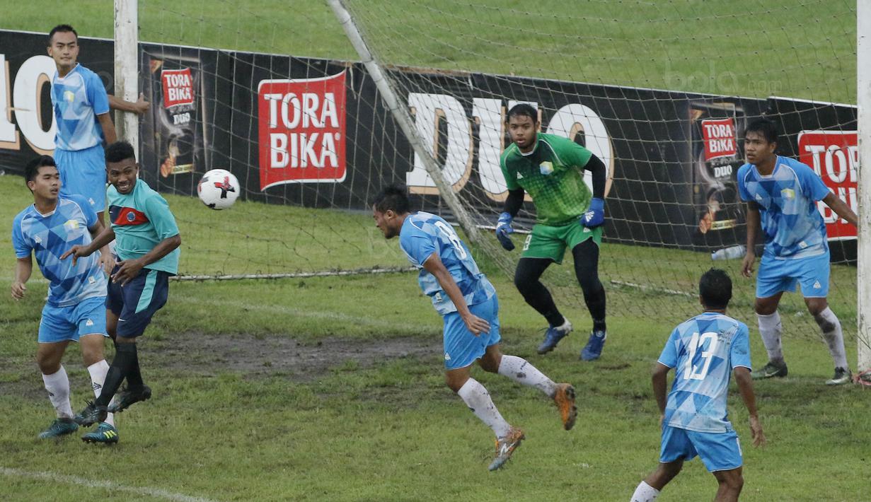 Pemain STIE Perbanas, Raka, menhalau bola dengan tandukan kepala saat melawan UM pada laga Torabika Cup 2017 di Stadion Cakrawala, Malang, Rabu (22/11/2017). UM menang 3-0 atas Perbanas. (Bola.com/M Iqbal Ichsan)