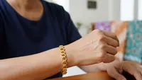 6 Model Gelang Emas Rantai Klasik untuk Wanita Usia 50-an, Tampilan Awet Muda