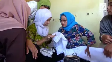 Puluhan ibu rumah tangga belajar membatik di Hari Batik Nasional.