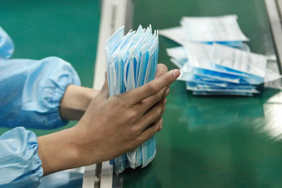 Virus Corona Mewabah, Pekerja China Sibuk Produksi Pakaian Pelindung dan Masker