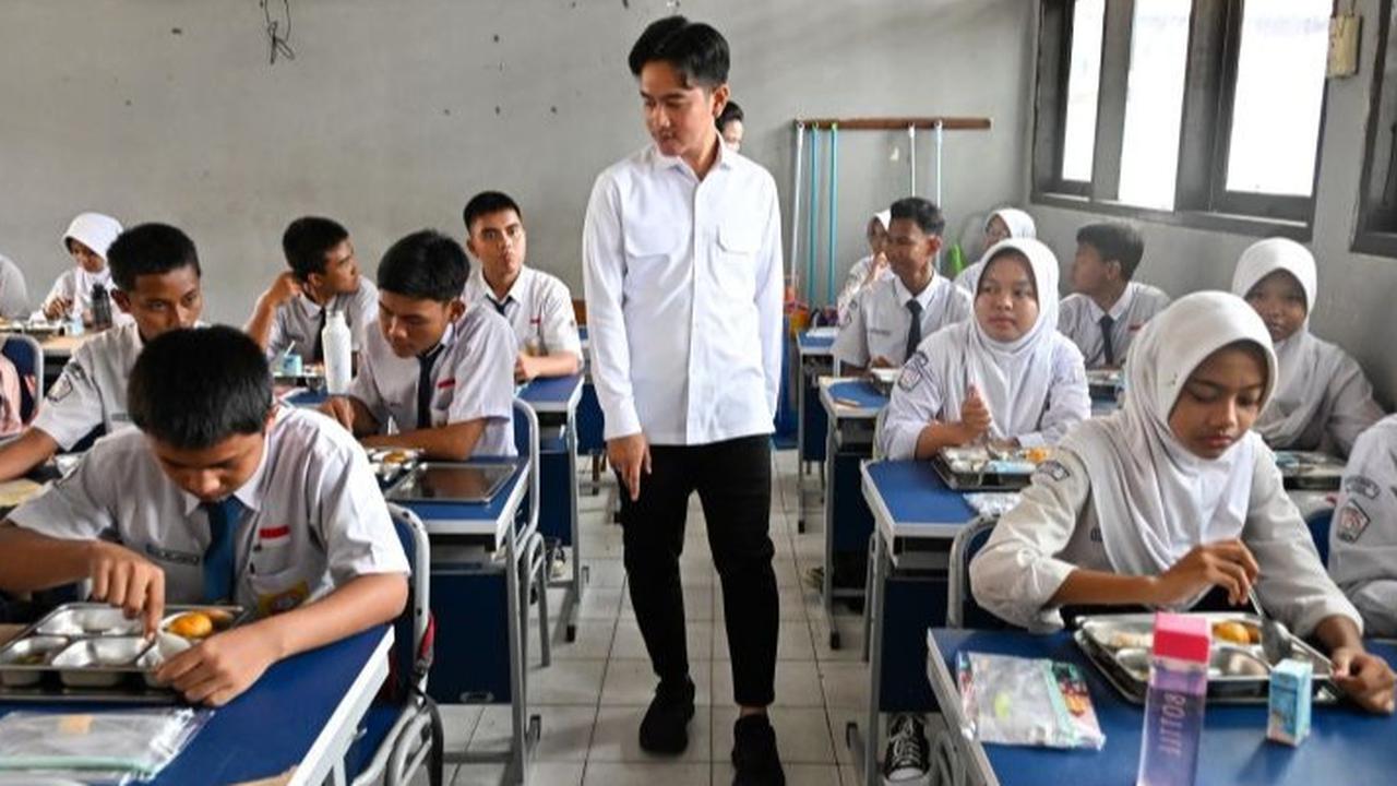 VIDEO: Tatapan Gibran Tanya Makan Bergizi Gratis ke Siswa SMAN 10 Surabaya "Enak Enggak?"