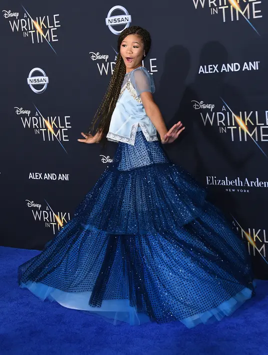 Aktris Storm Reid berpose untuk fotografer setibanya pada premier film "A Wrinkle In Time" di Los Angeles, Senin (26/2). Reid yang berperan sebagai Meg Murry itu memamerkan kepangnya yang panjang sampai ke pinggang. (Jordan Strauss/Invision/AP)