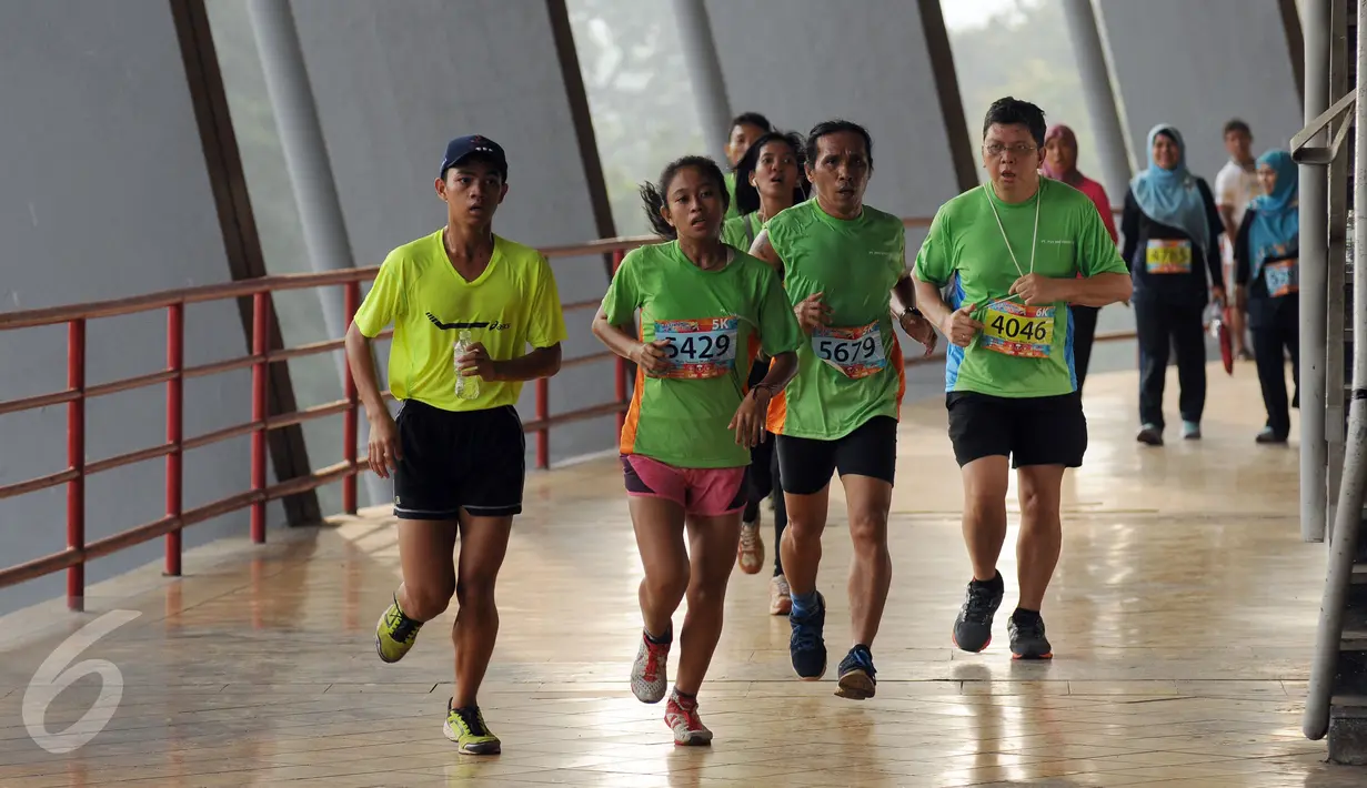 Beberapa pelari melintasi pelataran tribun atas Stadion Gelora Bung Karno, Jakarta, Minggu (22/5/2016). Tercatat 2.100 pelari ambil bagian dalam Gelora Run 2016, ajang lari melintasi tribun Stadion Gelora Bung Karno. (Liputan6.com/Helmi Fithriansyah)