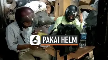 Pegawai kantor pemerintahan India menggunakan helm motor saat bekerja. Ini dilakukan agar kepala mereka tetap aman saat bekerja karena gedung kantor yang rusak.