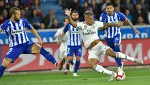 Striker Real Madrid, Mariano Diaz menendang bola dari kawalan pemain Deportivo Alaves Guillermo Maripan saat bertanding pada lanjutan La Liga Spanyol di stadion Mendizorroza, Vitoria (6/10). Madrid takluk 1-0 Deportivo Alaves. (AP Photo/Alvaro Barrientos)