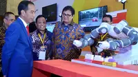 Presiden Joko Widodo didamping Menteri Perindustrian, Airlangga Hartarto.