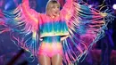 Tampil colorful, aksi panggung Taylor Swift ini juga menarik. Dalam balutan set atasan jaket dengan celana pendek serasi berwarna-warni yang meriah, Taylor Swift berhasil tampil luar biasa. Jaketnya memiliki detail rumbai-rumbai yang menambah meriah penampilan Taylor di atas panggung ini. Foto: Instagram.