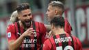 Pada menit ke-24, AC Milan berhasil perlebar keunggulan lewat Olivier Giroud (kiri). Giroud berhasil memanfaatkan umpan dari Brahim Diaz menjadi tendangan first time menggunakan kaki kirinya. Gol ini sekaligus menjadi gol pertamanya di Liga Italia bersama AC Milan. (Foto: AP/Luca Bruno)