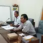 Wakil Ketua DPRD Banyuwangi Ruliyono memimpin Hearing atau rapat dengar pendapat terkait hilangnya data ribuan warga penerima bansos Desa Jambewangi Banyuwangi (Hermawan Arifianto/Liputan6.com)