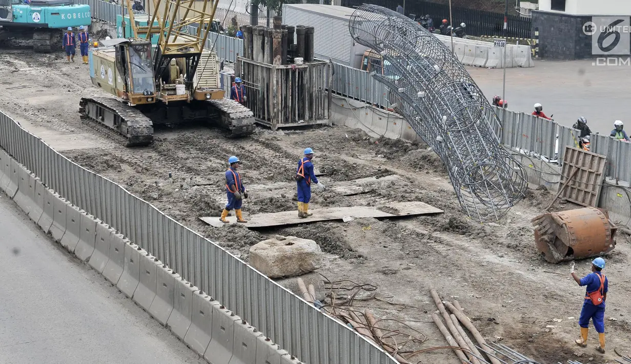 Aktivitas pekerja saat melakukan pembangunan proyek enam ruas tol dalam kota seksi 1A di kawasan Cakung, Jakarta, Senin (5/11). Tol dalam kota seksi 1A menghubungkan Kelapa Gading-Pulogebang. (Liputan6.com/Iqbal Nugroho)
