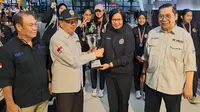 Pengurus pusat PBVSI menyambut timnas voli putri Indonesia U-18 usai mengikuti Princess Cup 2024. (Liputan6.com/Pramita Tristiawati)