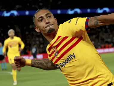 Pemain Barcelona, Raphinha, melakukan selebrasi setelah mencetak gol ke gawang Paris Saint-Germain pada laga leg pertama perempat final Liga Champions di Stadion Parc des Princes, Kamis (11/4/2024). Barcelona menang dengan skor 3-2. (AP Photo/Aurelien Morissard)