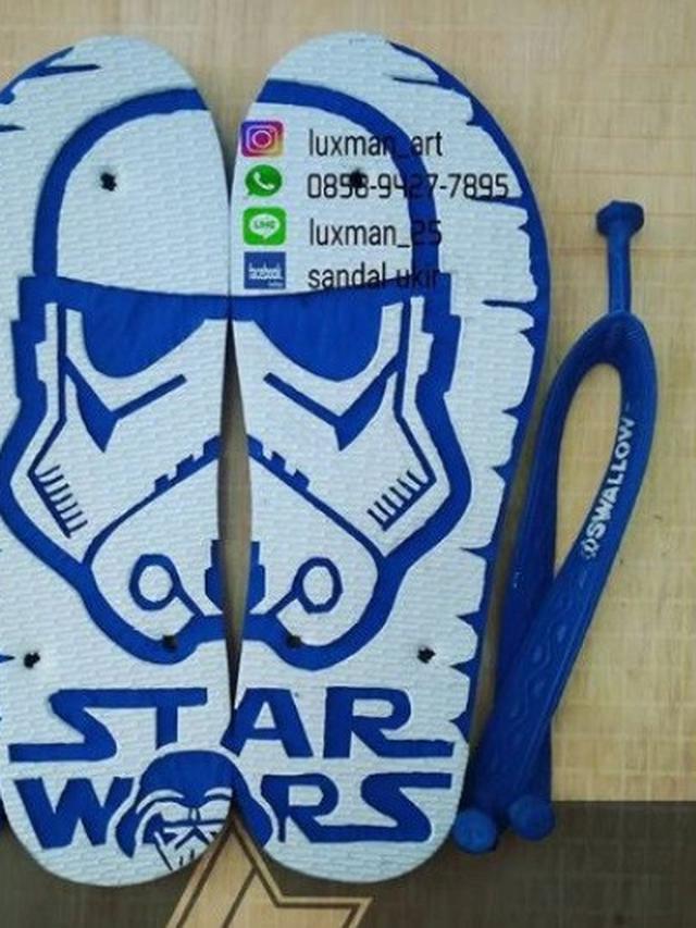 Sandal jepit dengan ukiran keren (foto: Instagram/@luxman_art)