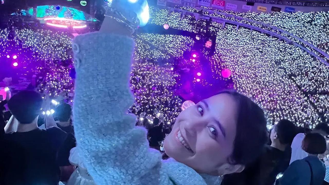 10 Momen Keseruan Prilly Latuconsina Nonton Konser Coldplay di Jepang, Penampilannya Bikin Salfok