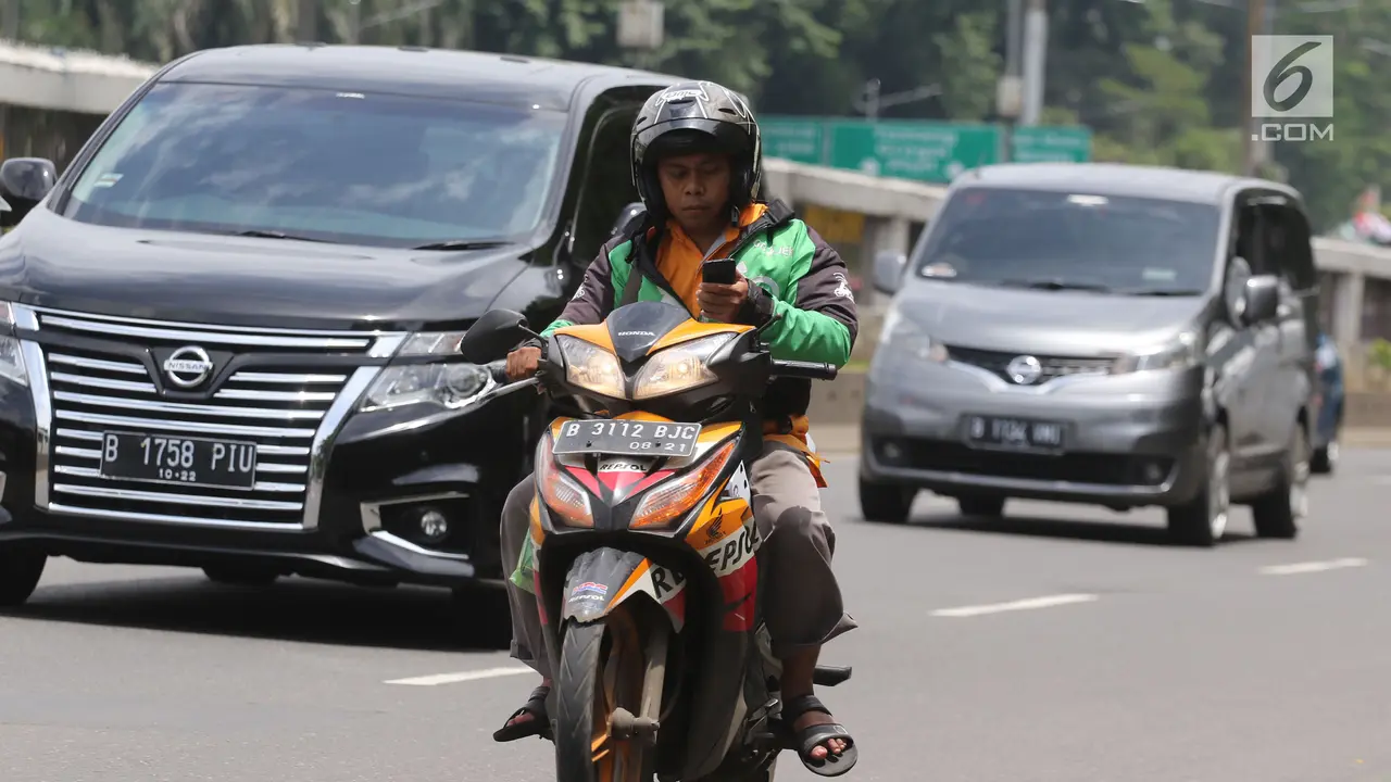 Awas, Menggunakan Telepon Seluler Saat Berkendara Akan Ditilang