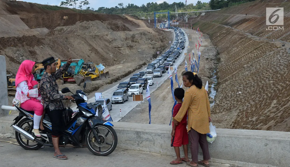 Waega melihat ramainya kendaraan pemudik yang melintasi Tanjakan Kali Kenteng di jalan tol fungsional Salatiga-Boyolali, Jawa Tengah, Senin (18/6). Jalan tol ini akan dibukan selama 24 jam selama arus balik Lebaran 2018. (Liputan6.com/Gholib)