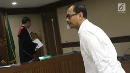 Kepala Kanwil Kemenag Jawa Timur, Haris Hasanuddin (kanan) saat menjalani sidang pembacaan dakwaan di Pengadilan Tipikor, Jakarta, Rabu (29/5). Haris Hasanuddin didakwa memberikan suap kepada anggota DPR Romahurmuziy. (Liputan6.com/Helmi Fithriansyah)