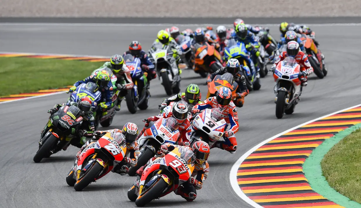 Para pebalap memacu motornya pada MotoGP Jerman di Sirkuit Sachsenring, Saxony, Minggu (2/7/2017). Pebalap Repsol Honda, Marc Marquez, keluar sebagai juara dengan catatan waktu 40 menit 59,525 detik. (AFP/Robert Michael)