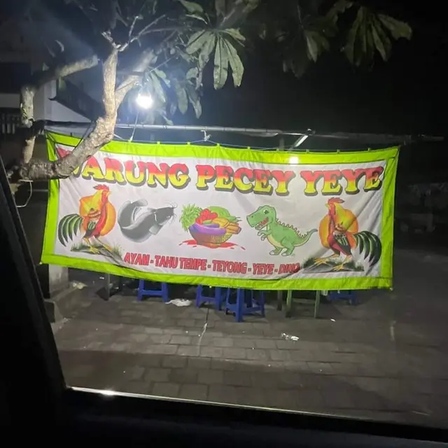6 Potret Gambar Hewan Nyeleneh di Spanduk Pecel Lele Ini Bikin Dahi Berkerut