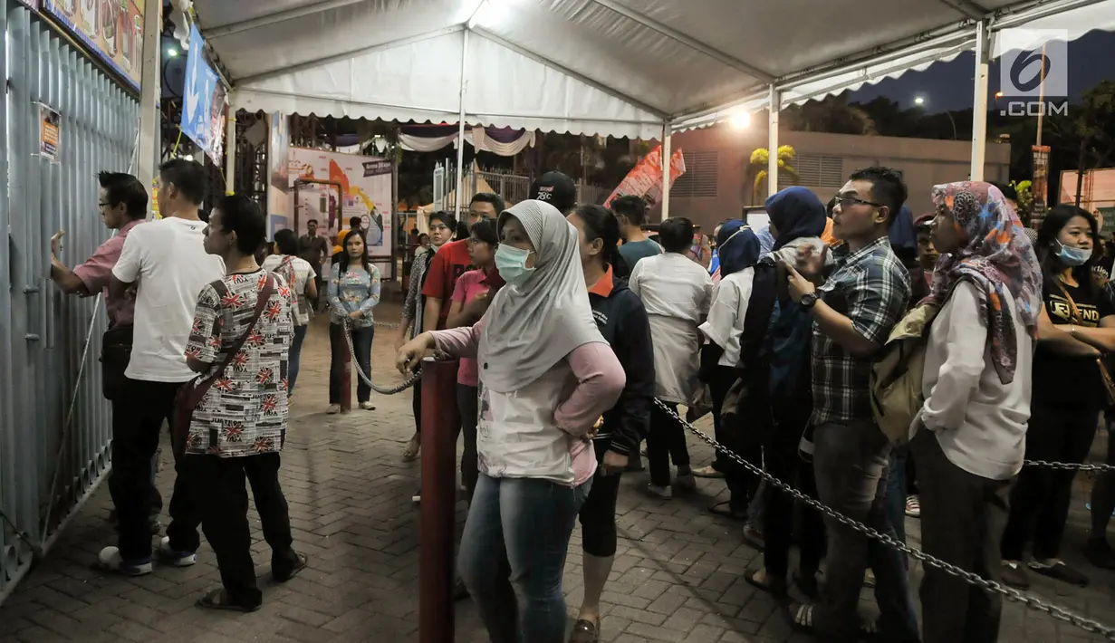 Pengunjung mengantre di loket pembelian tiket masuk Jakarta Fair Kemayoran 2017 di JIExpo, Kemayoran, Jakarta Pusat, Senin (19/6). Acara tahunan dalam rangka merayakan HUT Kota Jakarta tersebut dimeriahkan musisi Tanah Air. (Liputan6.com/Yoppy Renato)