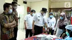 Walikota Jakarta Pusat Dhany Sukma (kanan), Director and COO Indosat Ooredoo Vikram Sinha dan Director and Chief Human Resources Officer Irsyad Sahroni meninjau Vaksinasi Covid-19 dengan Mobil Klinik Indosat Ooredoo di Kebon Melati, Jakarta (28/7/2021). (Liputan6.com/HO/Indosat)