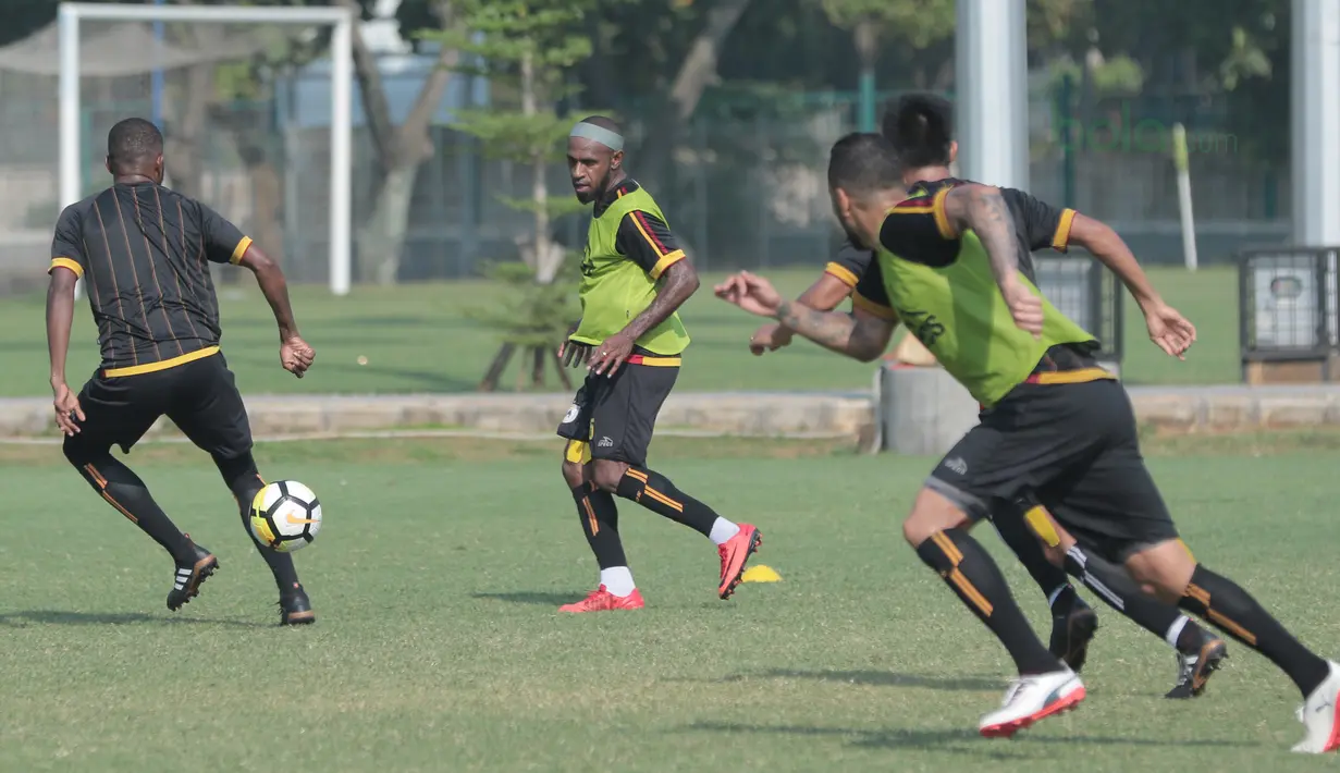 Boaz Solossa mencoba melewati rekannya pada sesi latihan Persipura Jayapura di Lapangan ABC Senayan, Jakarta, (9/5/2018). Persipura akan bertandang kemarkas Persib Bandung 12 mei 2018. (Bola.com/Nick Hanoatubun)