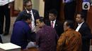 Sejumlah anggota dewan duduk di meja menunggu mulainya Sidang Paripurna ke-3 Masa Persidangan I Tahun Sidang 2019-2020, di Kompleks Parlemen, Senayan, Jakarta, Selasa (22/10/2019). Sidang Paripurna tersebut membahas beberapa Agenda. (Liputan6.com/Johan Tallo)
