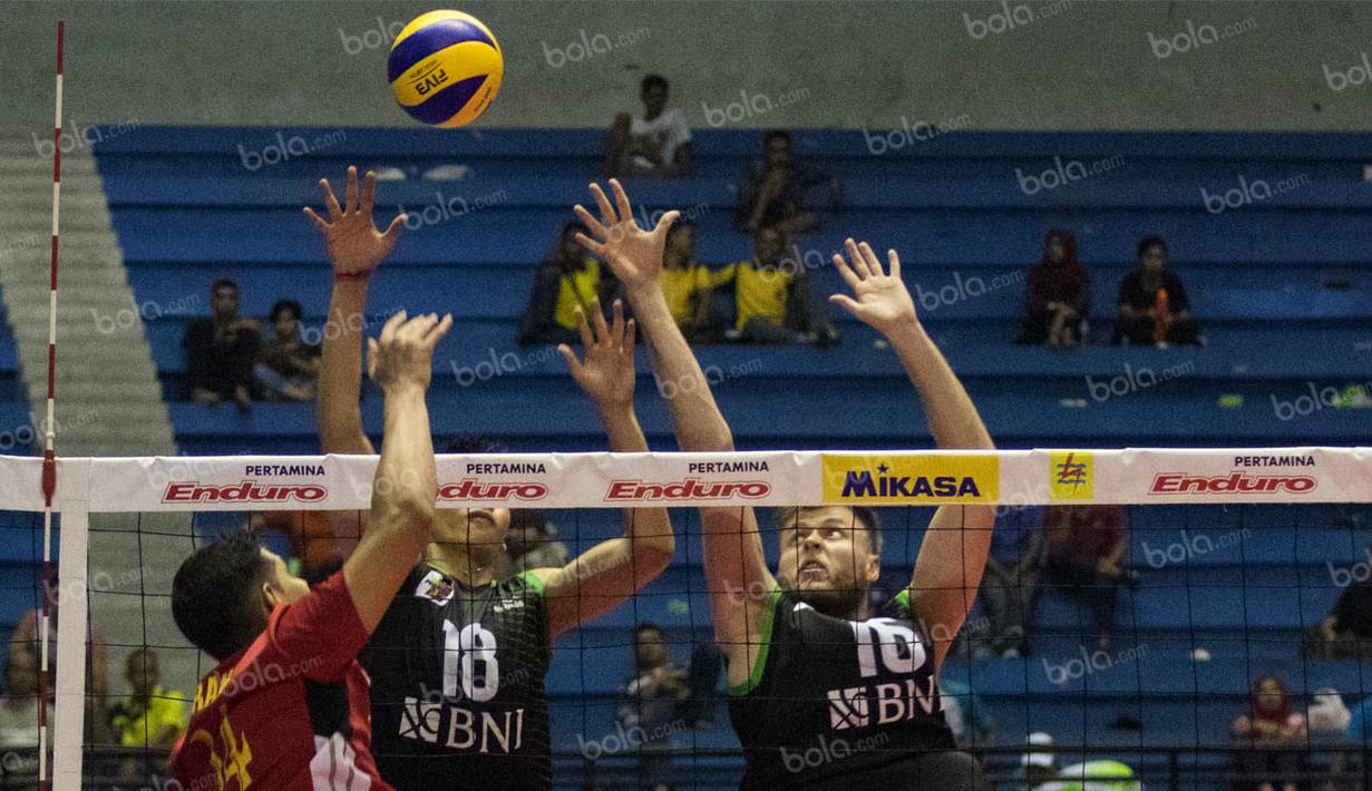 Pevoli Jakarta BNI Taplus, Jose Da Silveira, berusaha melakukan blocking saat melawan Samator Surabaya. Finalis tahun lalu itu takluk 25-16, 20-25, 25-21, 20-25, 16-18. (Bola.com/Vitalis Yogi Trisna)