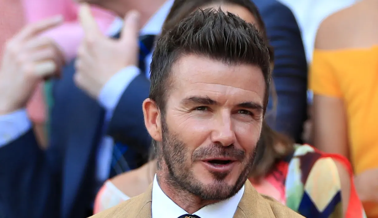 Mantan pesepak bola Inggris, David Beckham menyaksikan babak semifinal Grand Slam Wimbledon di All England Lawn Tennis Club, Kamis (11/7/2019). David Beckham menonton aksi petenis Rumania Simona Halep menghadapi Elina Svitolina dari Ukraina di area Royal Box . (Daniel LEAL-OLIVAS/AFP)