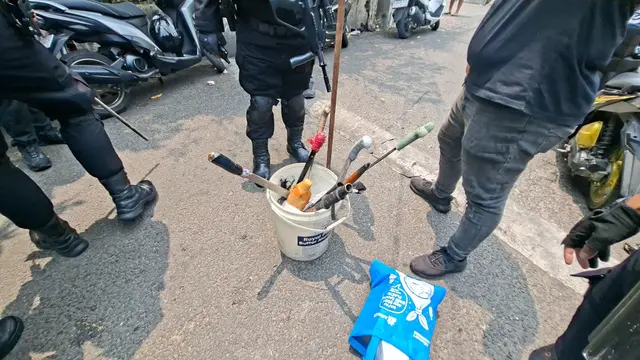 Polisi menggerebak kampung Ambon pada Kamis 15 Oktober 2026