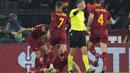 Penyerang AS Roma, Andrea Belotti berselebrasi dengan rekan setimnya setelah mencetak gol ke gawang RB Salzburg pada laga leg kedua playoff Liga Europa 2022/2023 di Stadion Olimpico, Jumat (24/2/2023). Roma menang atas RB Salzburg dengan skor 2-0. (AP Photo/Alessandra Tarantino)
