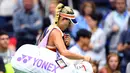 Petenis Jerman Angelique Kerber meninggalkan lapangan setelah dikalahkan Naomi Osaka dari Jepang dalam pertandingan AS Terbuka 2017 di USTA Billie Jean King National Tennis Center di New York (29/8). Kerber kalah 6-3 dan 6-1. (AFP Photo/Jewel Samad) 