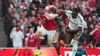 Pemain Arsenal, William Saliba (kiri), berebut bola dengan pemain Fulham, Calvin Bassey, dalam pertandingan Liga Inggris di Emirates Stadium, Inggris, Sabtu (2/5/2026) malam WIB. (AP Photo/Kin Cheung)