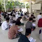 Santri El Bayan mengaji dengan protokol khusus dan jaga jarak. (Foto: Liputan6.com/Muhamad Ridlo)