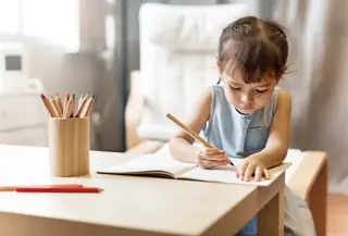 Saat anak bersekolah, kamu dapat mengajarkannya mengenai tanggung jawab dengan mulailah dengan membiasakan mengerjakan tugas yang diberikan guru. [Dok/freepik.com/rawpixel.com]