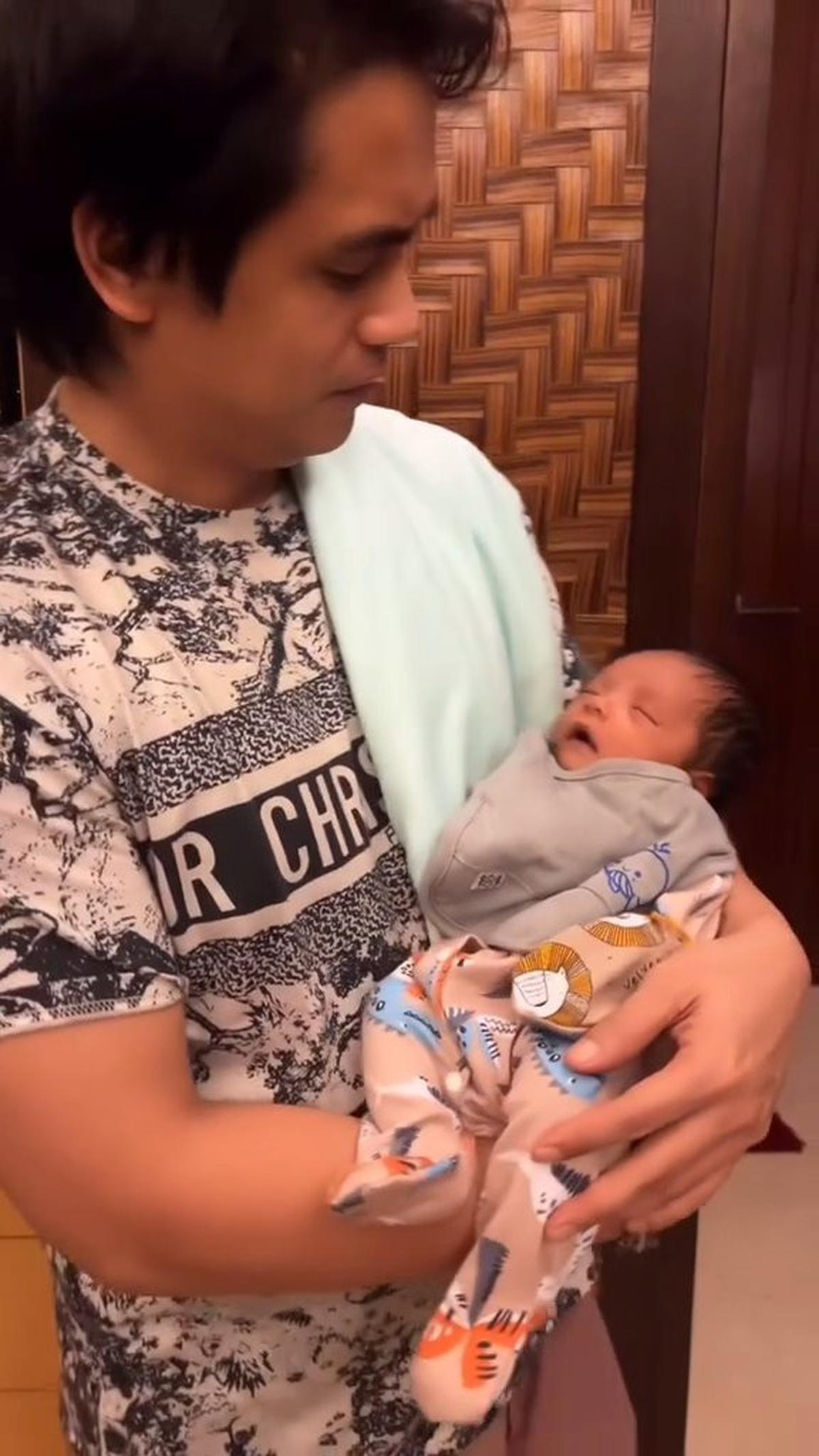 Kini Punya Bayi, 7 Potret Jennifer Jill dan Ajun Perwira yang Tengah Bahagia - Begadang saat Anak Terbangun