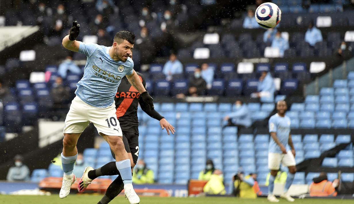 Striker Manchester City, Sergio Aguero, mencetak gol ke gawang Everton pada laga Liga Inggris di Stadion Etihad, Minggu (24/5/2021). City menang dengan skor 5-0. (Peter Powel/Pool via AP)