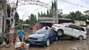 Kondisi mobil yang rusak akibat terjangan banjir di Perumahan Pondok Gede Permai, Jatiasih, Kota Bekasi, Jawa Barat, Kamis (2/1/2020). Derasnya terjangan banjir menyebabkan puluhan mobil terbalik dan belasan sepeda motor ringsek akibat terbawa arus. (merdeka.com/Iqbal Nugroho)