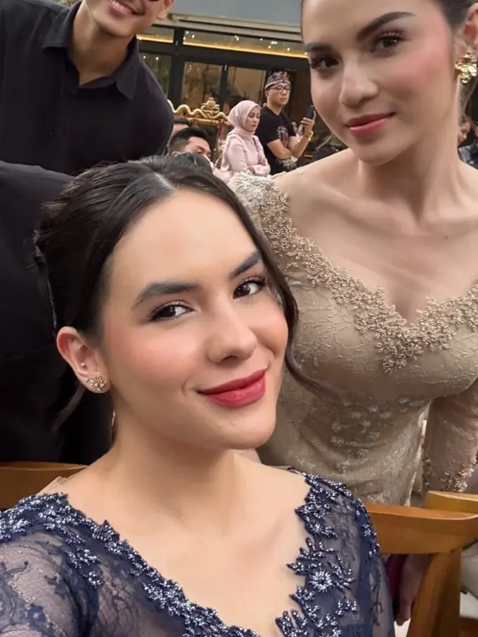 Elina Joerg dan Steffi Zamora di Pernikahan Jennifer Coppen dan Justin Hubner. [@steffizamoraaa]