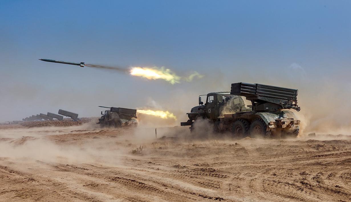 Peluncuran roket dari sistem rudal di pangkalan militer Ashuluk, Rusia, 22 September 2020 Latihan ini diharapkan akan diadakan di Laut Hitam dan perairan laut Kaspia, akan berlangsung hingga 26 September. (Vadim Grishankin/Russian Defense Ministry Press Service via AP)