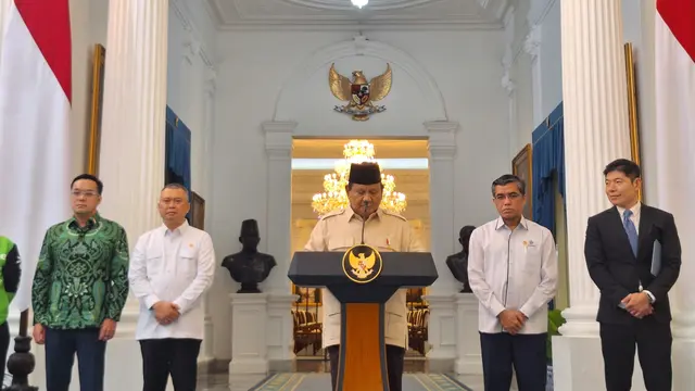 Presiden Prabowo Subianto dalam konferensi pers di Istana Merdeka Jakarta, Senin (10/3/2025).