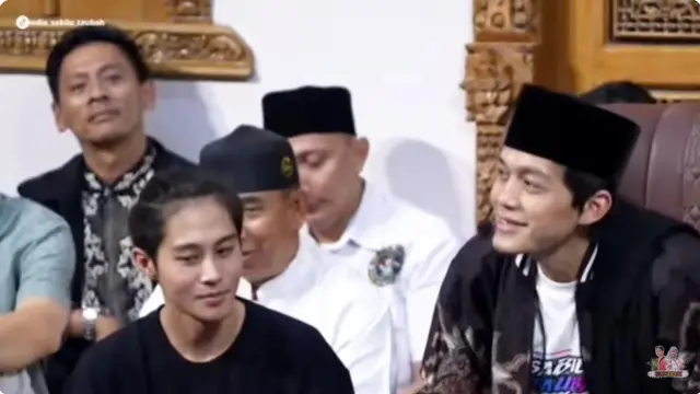 6 Potret DJ Panda Hadiri Pengajian Gus Iqdam, Momen Langka yang Curi Perhatian