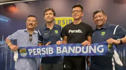 Luis Milla resmi diperkenalkan Persib Bandung di Graha Persib, Jalan Sulanjana, Kota Bandung, Senin (22/8/2022). (Bola.com/Erwin Snaz)