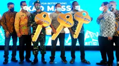 Wakil Dirut Bank BTN Nixon LP Napitupulu (kiri) dan Direktur Consumer and Commercial Lending Hirwandi Gafar (kanan) dalam kegiatan akad kredit massal di Pasuruan, Jawa Timur (15/10/2021). Bank BTN menggelar Akad Kredit Massal dalam rangka Hari Habitat Dunia. (Liputan6.com/HO/BTN)