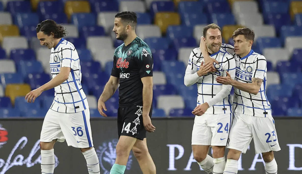 Gelandang Inter Milan, Christian Eriksen (kedua dari kanan) merayakan gol yang dicetaknya ke gawang Napoli dalam laga lanjutan Liga Italia 2020/2021 pekan ke-31 di Diego Armando Maradona Stadium, Minggu (18/4/2021). Inter bermain imbang 1-1 dengan Napoli. (LaPresse via AP/Alessandro Garofalo)