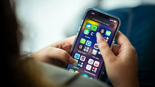 Contoh ilustrasi seseorang memasang aplikasi Threads