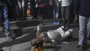 Seorang umat Hindu berdoa dengan berguling-guling di tanah selama perayaan pada hari kesepuluh festival Dashain di sebuah kuil di Bhaktapur di pinggiran Kathmandu, Nepal (15/10/2021). (AFP/Prakash Mathema)